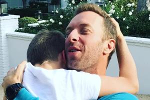 Coldplay-Frontmann Chris Martin und sein Sohn Moses schließen sich an Thanksgiving in die Arme