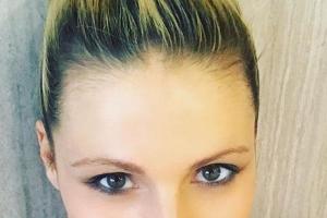 Sehr gepflegt - mit einer Ausnahme: Michelle Hunzikers dunkler Haarsansatz gibt Rätsel auf