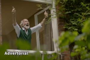 Ausgelassen tanzt Herr Walter durch seine Wohnung und zeigt seine Freude auch am offenen Fenster