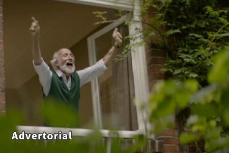 Ausgelassen tanzt Herr Walter durch seine Wohnung und zeigt seine Freude auch am offenen Fenster