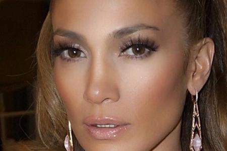 Bei Events und glamourösen Veranstaltungen setzt J. Lo für einen verführerischen Augenaufschlag auf künstliche Wimpern.
