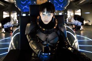 Dane DeHaan spielt Agent Valerian - im Hintergrund die Skyjets