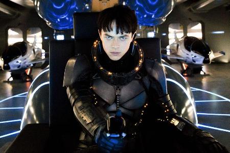 Dane DeHaan spielt Agent Valerian - im Hintergrund die Skyjets