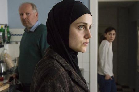 Die Kommissare Klaus Borowski (Axel Milberg) und Sarah Brandt (Sibel Kekilli) wollen Julia Heidhäuser (Mala Emde, Mitte) sch...
