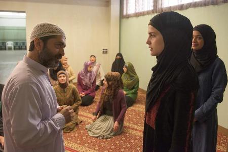 Imam Abu Abdallah (Ferhat Keskin) heißt Julia (Mala Emde) herzlich willkommen