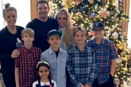 Britney Spears mit ihrer Familie vor dem prachtvoll geschmückten Weihnachtsbaum.