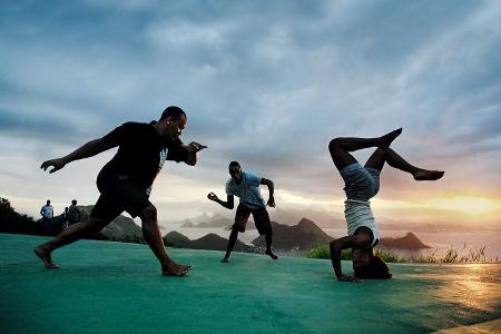 Ebenso gehören Bilder aus den Armutsviertel der brasilianischen Metropole dazu.