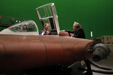 ...hatte Prinz Harry bei diesem Termin die schlechteren Karten gezogen. Zwar durfte er in dem Raumschiff mal probe sitzen, d...