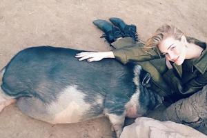 Rosie Huntington-Whiteley schmust beim Besuch einer Demeter-Farm mit diesem Schwein