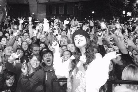 Selena Gomez und ihre jubelnden Fans - mit diesem Bild meldet sich der Popstar auf Instagram zurück