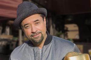 Jan Josef Liefers mit seinem Award "Hutträger des Jahres 2016"