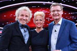 "Die 2 - Gottschalk & Jauch gegen ALLE": Moderatorin Barbara Schöneberger mit Thomas Gottschalk (l.) und Günther Jauch