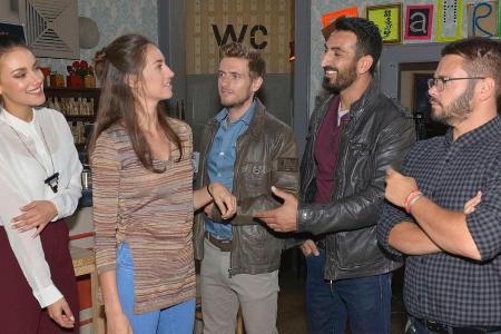 GZSZ: Jasmin (l.), Philip (M.), Mesut (Mustafa Alin) und Tuner (Thomas Drechsel, r.) verbringen im Gedenken an Dominik den T...