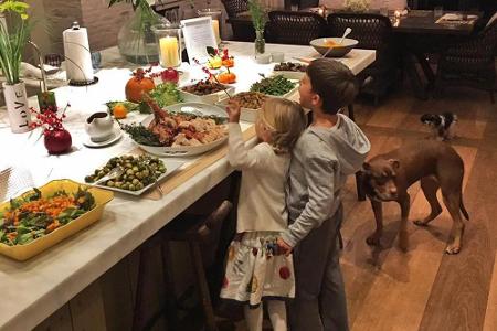 Das Essen ist vorbereitet, die Kinder, Vivian und Benjamin, sind angezogen und die Hunde zum Betteln bereit - 