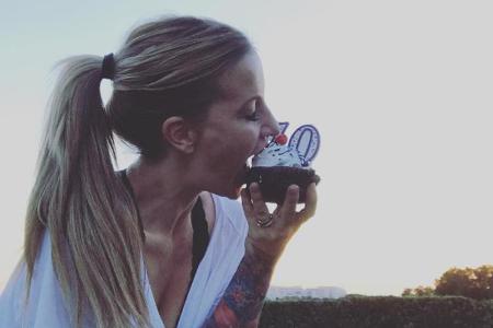 Aus gegebenen Anlass: Charlotte Würdig gönnt sich einen Cupcake