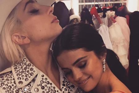 Selena Gomez (rechts) in den Armen von Lady Gaga