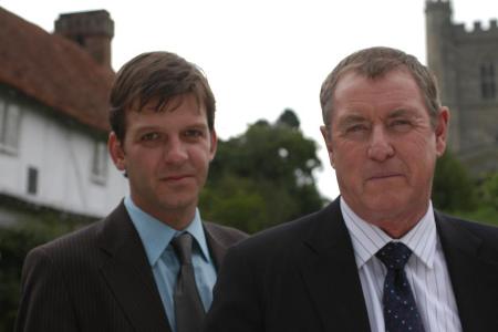 Auch bei ihrem zweiten gemeinsamen Fall ein gutes Team: Barnaby (John Nettles, r.) und sein Assistent Constable Jones (Jason...