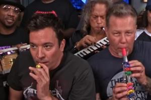 Jimmy Fallon (l.) und James Hetfield (r.) von Metallica jammen gemeinsam