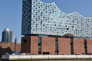 Das 110 Meter hohe Konzertgebäude im Westen der Hamburger "HafenCity"