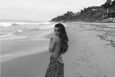 Auch am weißen Sandstrand weiß sich Lea Michele in Szene zu setzen.