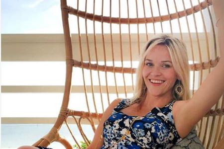 Braun gebrannt und entspannt genießt Reese Witherspoon außerdem die 