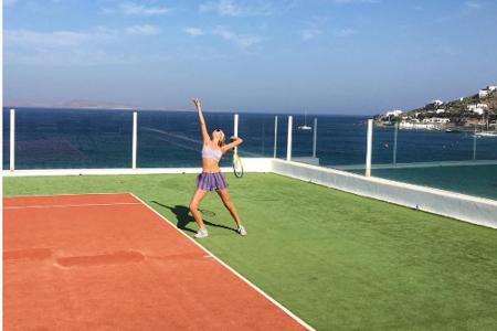 Auch Tennis kommt bei Toni Garrn im Urlaub nicht zu kurz, wie man sieht.