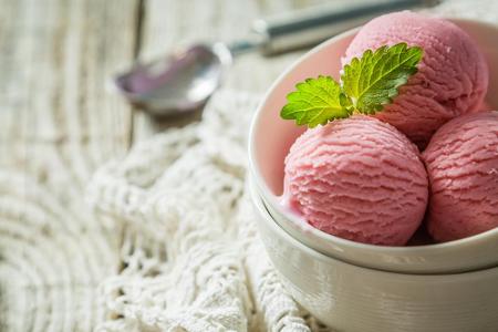 In der Sommerzeit ist ein leckeres Eis besonders erfrischend. Die guten Nachrichten: Eine Kugel Erdbeereis schadet der Linie...