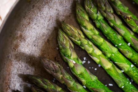 Grüner Spargel muss vor der Zubereitung nicht geschält werden