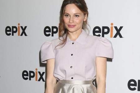 Mina Tander im zarten Drei-Farben-Look