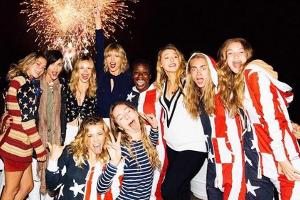 Taylor Swift feiert den Unabhängigkeitstag ausgelassen mit ihren Promi-Freunden