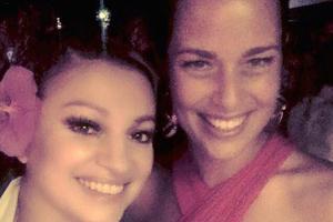 Ana Ivanovic im roten Kleid bei ihrer Hochzeitsparty mit der kroatischen Sängerin Nina Badric