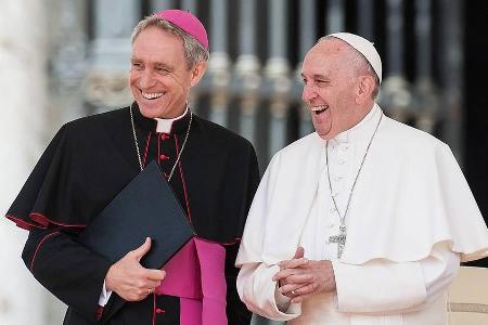 Erzbischof Georg Gänswein neben Papst Franziskus