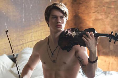 Johnnie kann Geige spielen