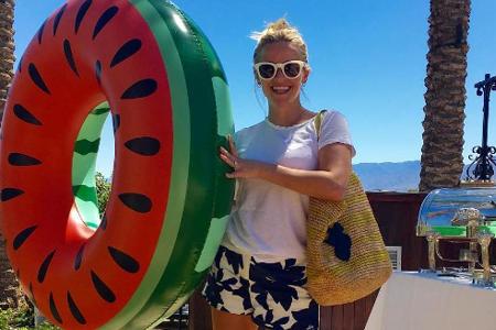 Mit ihrem Outfit und dem Schwimmreifen in Wassermelonen-Optik ist Reese Witherspoon perfekt für einen entspannten Badetag au...