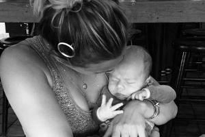 Ein Kind steht ihr gut: Kaley Cuoco hält Baby Hayden sicher im Arm