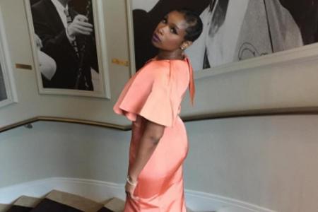 Jennifer Hudson trug dieses lachsfarbene Kleid von Christian Siriano
