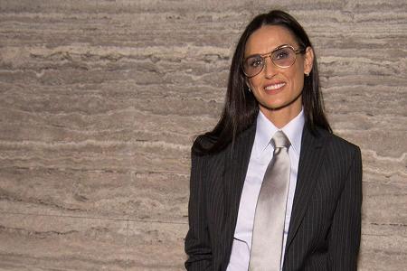 Demi Moore im Anzug bei der 