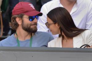 Happy auf der Tribüne: Bradley Cooper und Irina Shayk in Wimbledon
