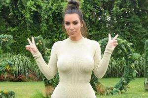 Kim Kardashian posiert bei der "Revolve"-Party - und kassiert dafür eine immense Summe