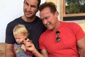 Wladimir Klitschko (l.) und Arnold Schwarzenegger in Tirol