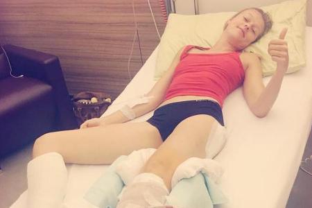 Miriam Höller im Krankenbett einer Spezialklinik in Österreich