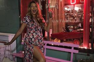 Mit einem Milchshake bewaffnet und flachen Schuhen an den Füßen fühlt sich Blake Lively pudelwohl