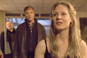 Als Lockvogel von ihren Chefs Ballauf (Klaus J. Behrendt, Mitte) und Schenk (Dietmar Bär) eingesetzt, kommt die Assistentin ...