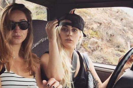 Zur Feier des Tages cruist Lady Gaga mit einer Freundin durch die Gegend