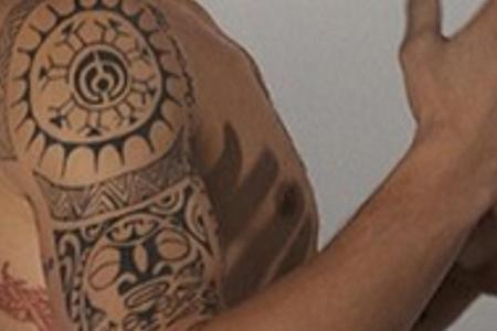 Ein Fußball-Star, der seinen Bizeps betont...