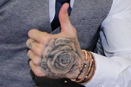 Rosen stehen für die Liebe. Welcher harte Kerl hier wohl Gefühl zeigt?