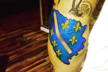 Das bosnische Wappen grenzt die möglichen Spieler immerhin schon mal ein...