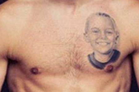 Der in dem Fall gesuchte Herr trägt seinen Sohnemann auf der Brust...