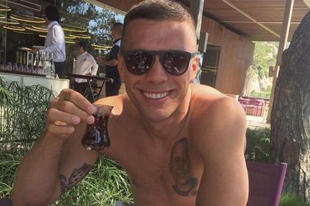 Genau: Es handelt sich um das Tattoo von Lukas Podolski, deutsche Nummer 10 und Vater des kleinen Louis.