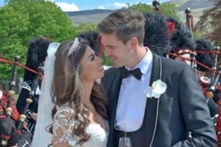 So auch Nordirlands Kyle Lafferty, der mit dem Gesicht seiner Frau Vanessa auf dem Arm den ultimativen Liebesbeweis liefert.